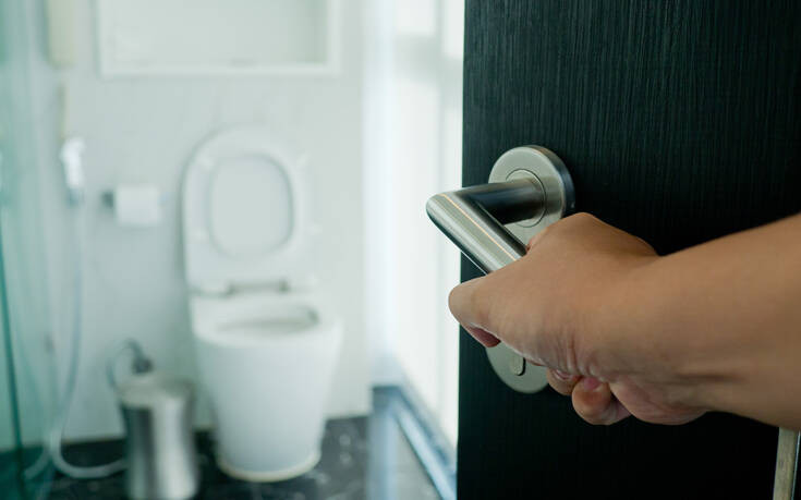 Ο απίστευτος νόμος της Σκωτίας περί χρήσης της τουαλέτας του σπιτιού σου από περαστικούς