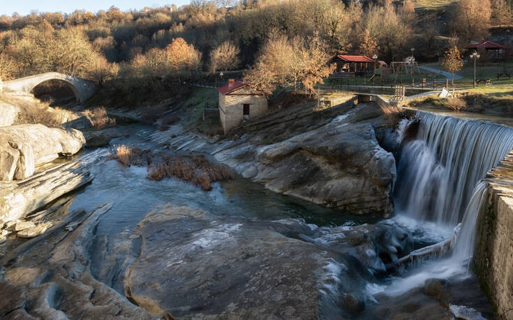 Το ορεινό χωριό της Κοζάνης με τα τρεχούμενα νερά και την τοπική αρχιτεκτονική