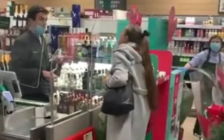 Χαμός σε κατάστημα με γυναίκα να φτύνει τον ταμία γιατί δεν περνούσε η κάρτα της: «Είσαι νεκρός»