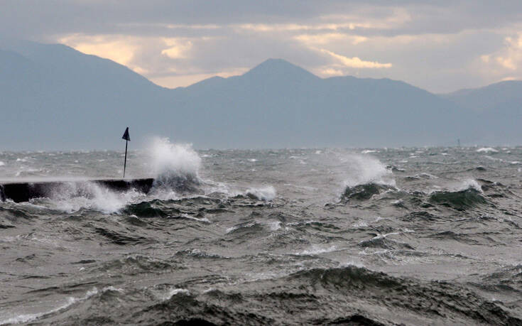Προβλήματα από τους ισχυρούς ανέμους στη Θεσσαλονίκη &#8211; Βροχοπτώσεις σε Πιερία και Ημαθία