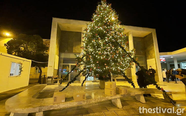 Μήνυμα αισιοδοξίας στο ΑΧΕΠΑ: Φωταγωγήθηκε το χριστουγεννιάτικο δέντρο &#8211; Συγκινημένος ο Ζέρβας