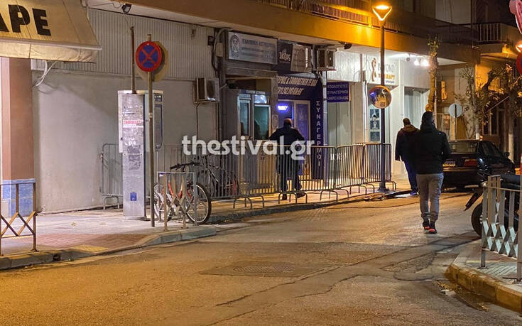 Δεκαπέντε προσαγωγές για τις μολότοφ στο Αστυνομικό Τμήμα Αμπελοκήπων Θεσσαλονίκης