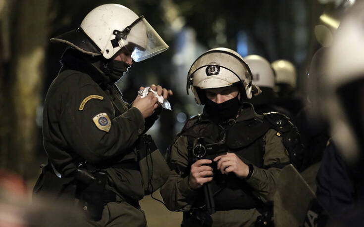 Επέτειος Γρηγορόπουλου: Εγκλωβισμένοι διαδηλωτές σε κτίριο στα Εξάρχεια &#8211; Ισχυρές αστυνομικές δυνάμεις στο σημείο
