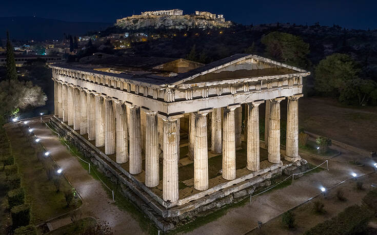 Εντυπωσιάζει ο νέος φωτισμός στο ναό του Ηφαίστου και στο μνημείο Φιλοππάπου με υπογραφή της Ελευθερίας Ντεκώ