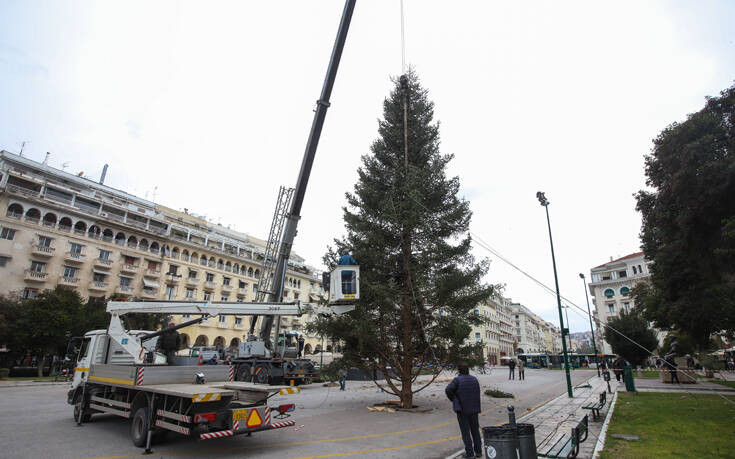 «Μύρισε» Χριστούγεννα στην πλατεία Αριστοτέλους- Τοποθετείται δέντρο 18 μέτρων