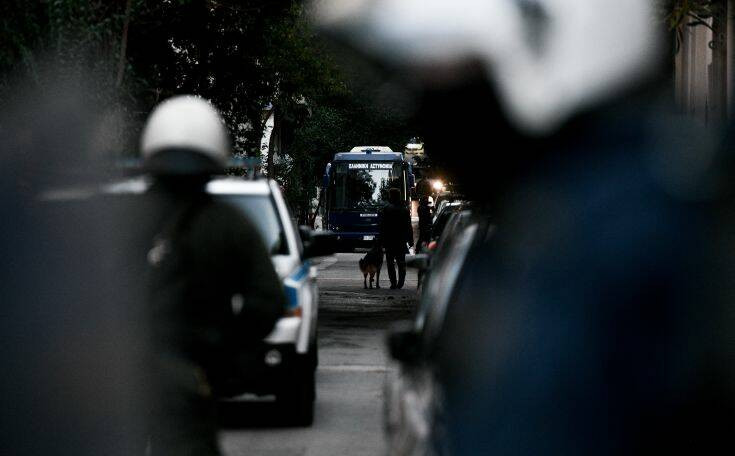 Θεσσαλονίκη: Αστυνομικοί πήγαν να τους ελέγξουν και τους πέταξαν μπουκάλια