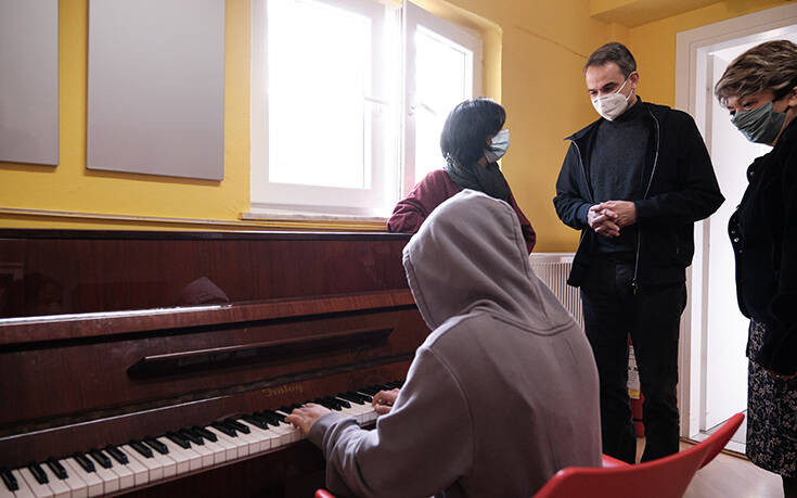 Υποδοχή με πιάνο του Κυριάκου Μητσοτάκη σε ορφανοτροφείο θηλέων της Θεσσαλονίκης