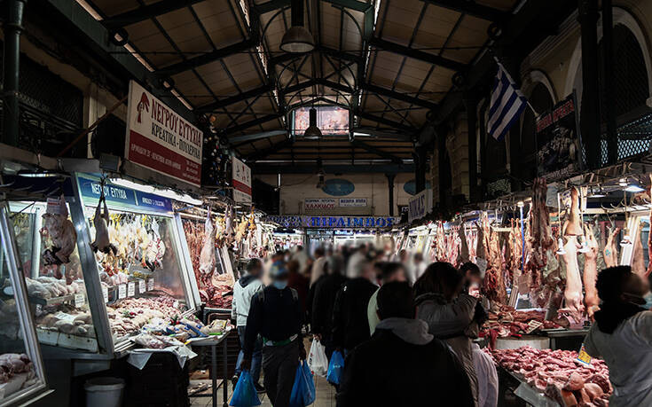 Εικόνες από τη Βαρβάκειο: Τα ψώνια των Αθηναίων για το χριστουγεννιάτικο τραπέζι με αυστηρά μέτρα για τον κορονοϊό