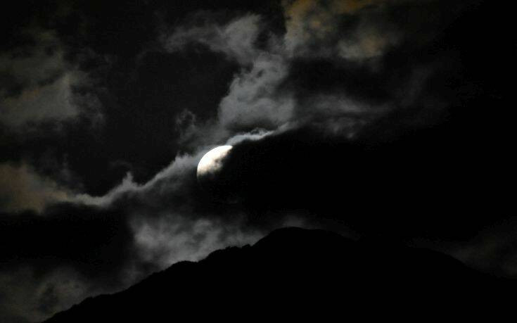 Μαγική η «Παγωμένη Πανσέληνος» &#8211; Το ολόγιομο φεγγάρι κάνει τον ουρανό να λάμπει