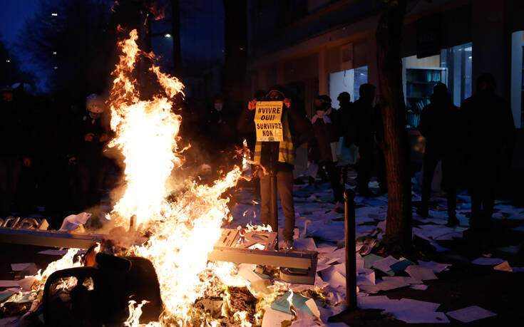 Σφοδρές συγκρούσεις σε διαδηλώσεις στη Γαλλία &#8211; 60 αστυνομικοί τραυματίστηκαν