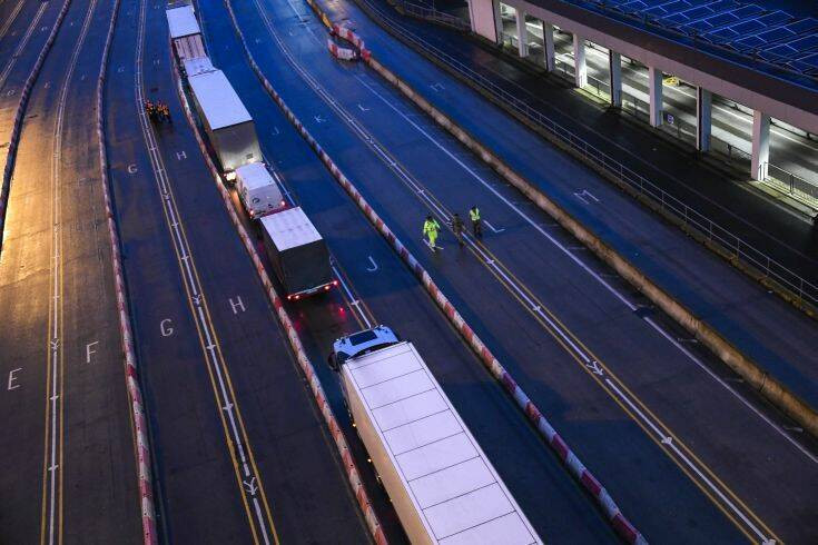 Μεγάλη Βρετανία: Χριστούγεννα στα φορτηγά για όσους οδηγούς αποκλείστηκαν στο Ντόβερ