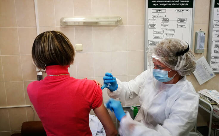 Ρωσία: Περισσότεροι από 800.000 άνθρωποι έχουν μέχρι στιγμής εμβολιαστεί κατά του κορονοϊού