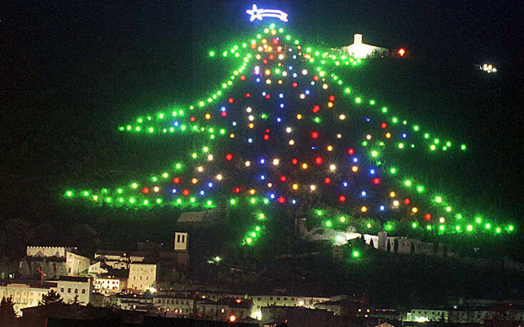 Ιταλία: Φωταγωγήθηκε το μεγαλύτερο χριστουγεννιάτικο δέντρο στον κόσμο
