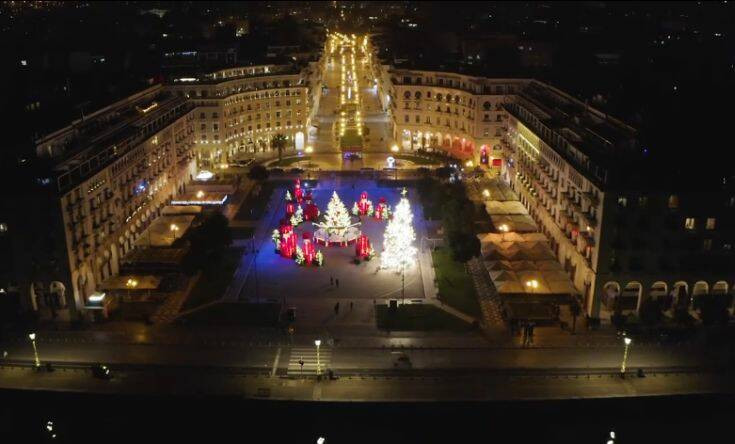 Εντυπωσιακές εικόνες από τον χριστουγεννιάτικο στολισμό της Θεσσαλονίκης: «Όπου υπάρχει φως, υπάρχει ελπίδα»