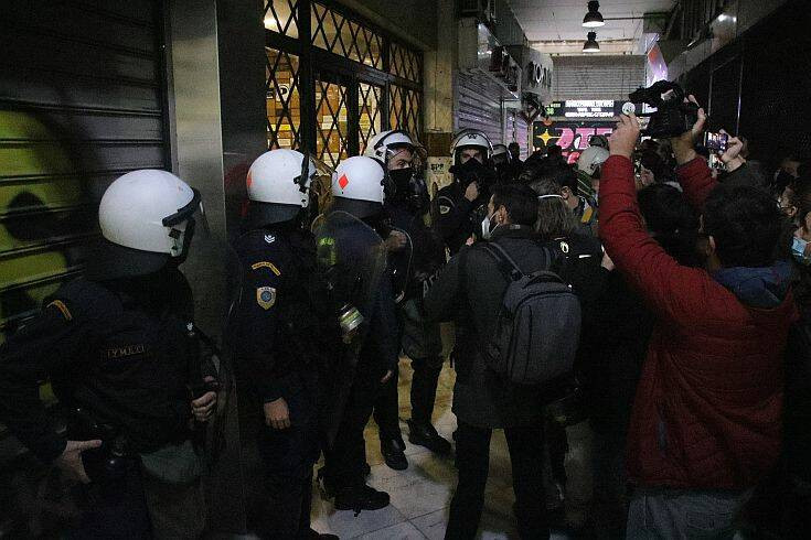 Επέτειος Γρηγορόπουλου: Διαδηλωτές εγκλωβίστηκαν σε στοά στο κέντρο της Αθήνας