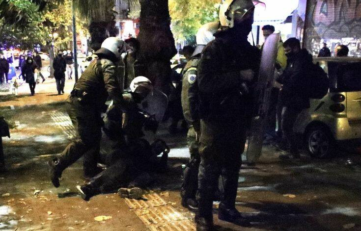 Ένταση στα Εξάρχεια: Η αστυνομία εκδίωξε τον κόσμο από το σημείο της δολοφονίας του Γρηγορόπουλου &#8211; Δείτε βίντεο