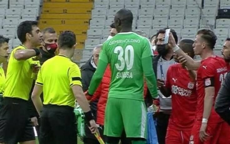 Τουρκία: Παίκτης έδειξε με το κινητό στον διαιτητή ότι έκανε λάθος και αποβλήθηκε