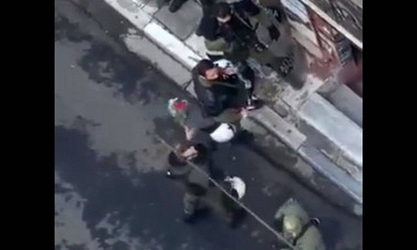 ΕΔΕ για το βίντεο με τον αστυνομικό που χτυπά κοροϊδευτικά συνάδελφό του με λουλούδια για τον Γρηγορόπουλο