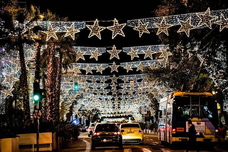 Η Αθήνα φόρεσε τα γιορτινά της ενόψει Χριστουγέννων και εντυπωσιάζει