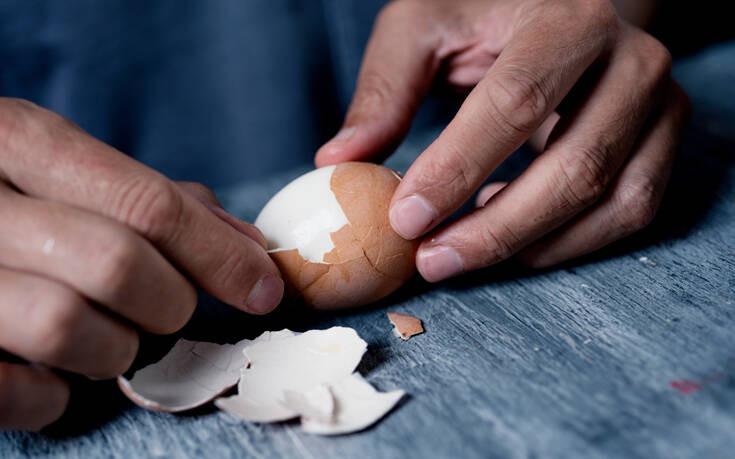 Πώς να κάνεις παιχνιδάκι το ξεφλούδισμα του βραστού αυγού