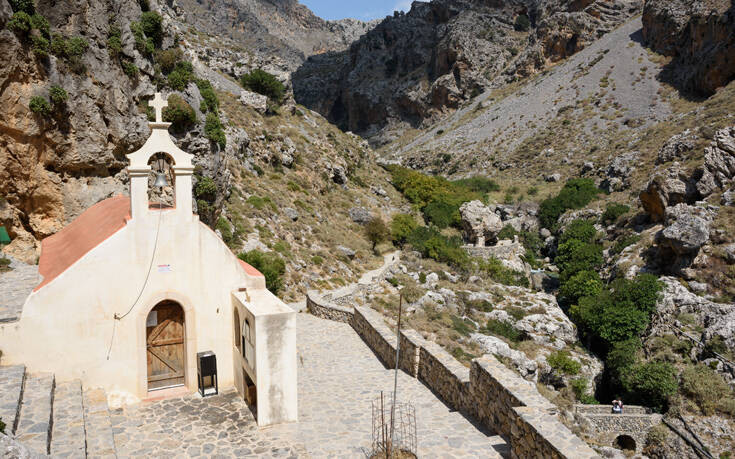 Ο μικρός ναός στο βάθος ενός επιβλητικού φαραγγιού στην Κρήτη