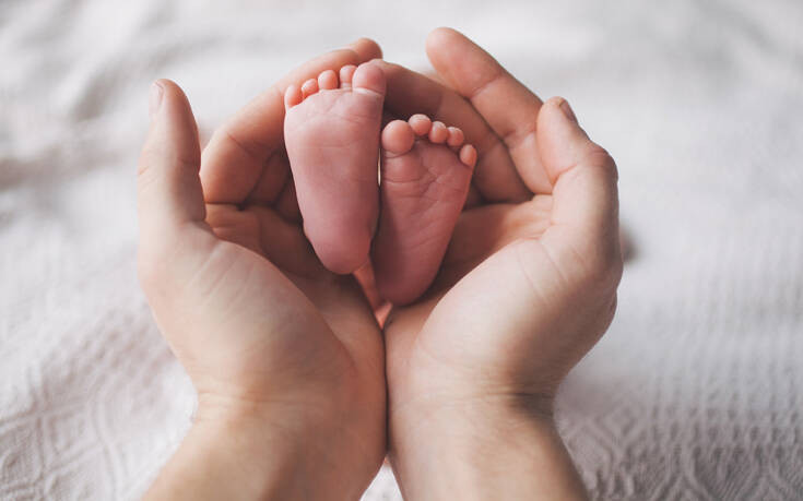 Η φωτογραφία με το μανικιούρ στα νύχια νεογέννητου παιδιού που δίχασε