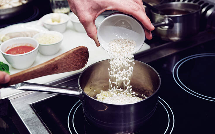 Ο πανεύκολος τρόπος να βρίσκεις τη σωστή αναλογία νερού και ρυζιού