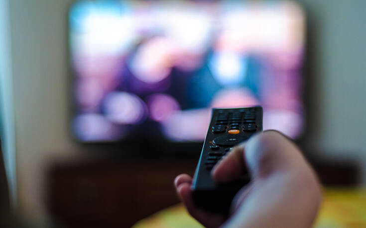 SOS για όσους περνούν πολλές ώρες μπροστά στην τηλεόραση: «Κινδυνεύουν να πάθουν άνοια»