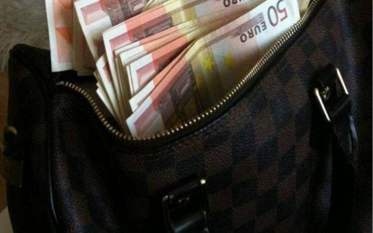Θεσσαλονίκη: Βρήκε τσαντάκι με 15.000 ευρώ στο δρόμο και το παρέδωσε στην Αστυνομία