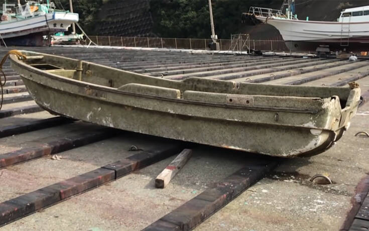 Ιαπωνία: Βάρκα – φάντασμα ξεβράστηκε στην ακτή σχεδόν 10 χρόνια μετά το τσουνάμι