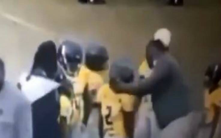 Βίντεο στις ΗΠΑ δείχνει προπονητή να χτυπάει 9χρονο παίκτη του