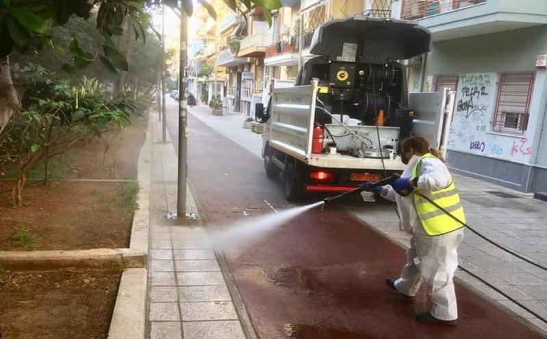 Πλύσιμο και απολύμανση από τον Δήμο Αθηναίων στα Κάτω Πετράλωνα