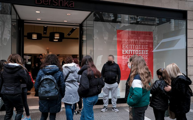Μεγάλες ουρές έξω από τα εμπορικά καταστήματα της Θεσσαλονίκη
