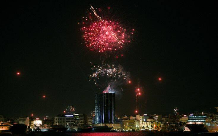 Πανδαισία χρωμάτων στο λιμάνι του Πειραιά για την υποδοχή του νέου έτους