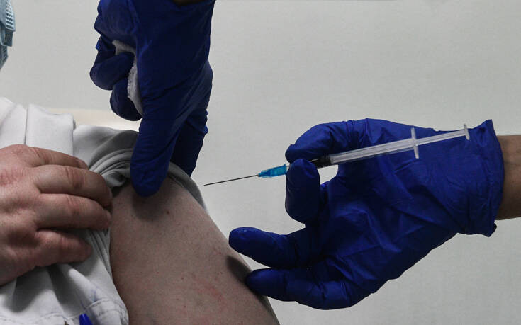 Νοσηλεύτρια σε ΜΕΘ η πρώτη που εμβολιάστηκε για τον κορονοϊό στον Παναμά