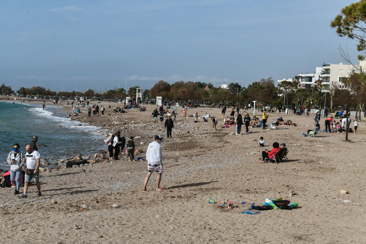 Θέμα στο Reuters οι εξορμήσεις στις παραλίες: «Οι Έλληνες ξέφυγαν από το lockdown»