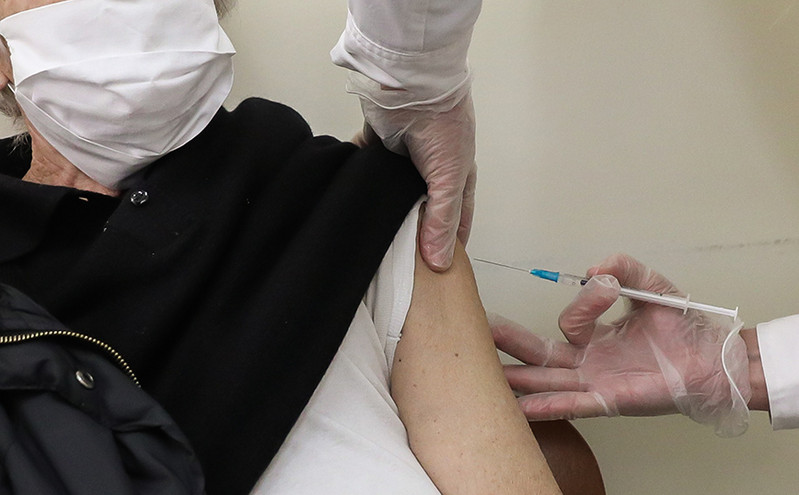 Βουλή: Τροπολογία για χορήγηση προσωρινού ΑΜΚΑ σε πολίτες για να εμβολιαστούν