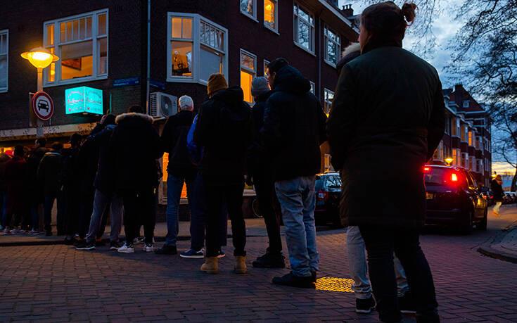 Το Άμστερνταμ τα βάζει με τους «τουρίστες της κάνναβης»: Θέλει να απαγορέψει τα coffe shops στους επισκέπτες