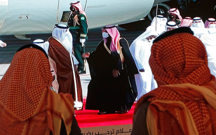 Σαουδική Αραβία-Κατάρ: Η ιστορική αγκαλιά των δυο ηγετών πριν από τη σύνοδο κορυφής