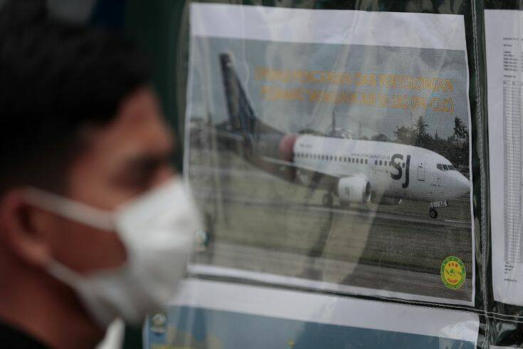Ινδονησία: Σε μηχανικά προβλήματα και στους πιλότους αποδίδουν οι ερευνητές τη συντριβή του Boeing με τους 62 νεκρούς
