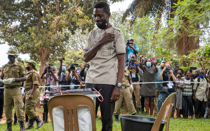 Ουγκάντα: Ο Μπόμπι Γουάιν υποστηρίζει πως οι εκλογές στιγματίστηκαν από «βία και νοθεία»