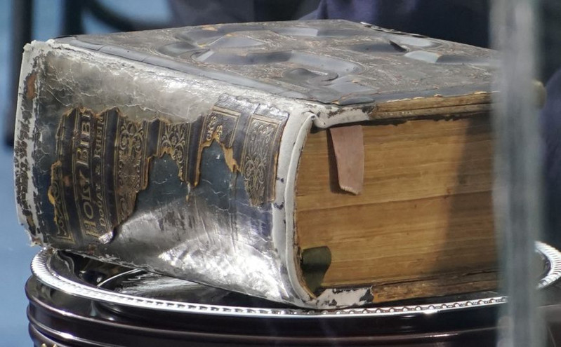 H τεράστια Βίβλος, η φούστα της Λέιντι Γκάγκα και τα γάντια του Σάντερς