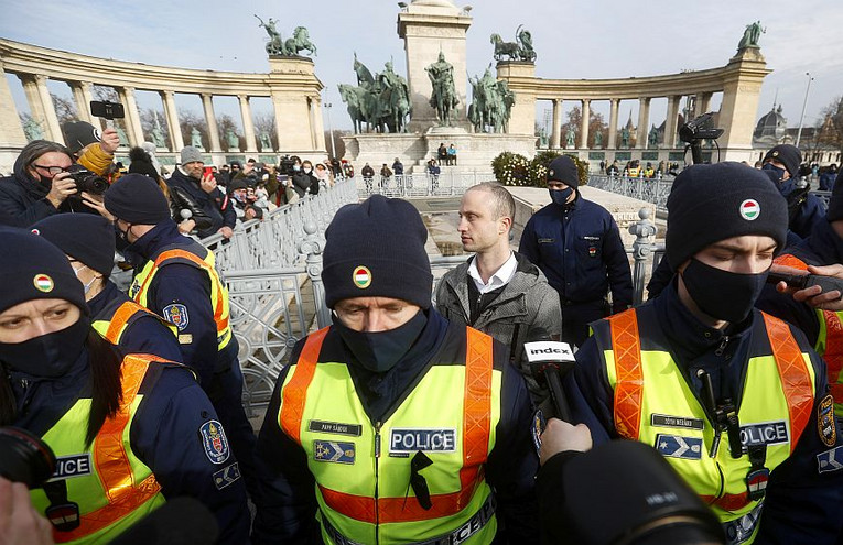 Ουγγαρία: Υπάλληλοι εστιατορίων κατά του lockdown διαδήλωσαν στη Βουδαπέστη