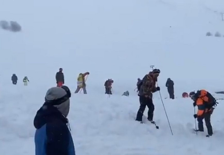 Χιονοστιβάδα έπληξε θέρετρο σκι στη Ρωσία &#8211; Φόβοι για εγκλωβισμένους κάτω από το χιόνι