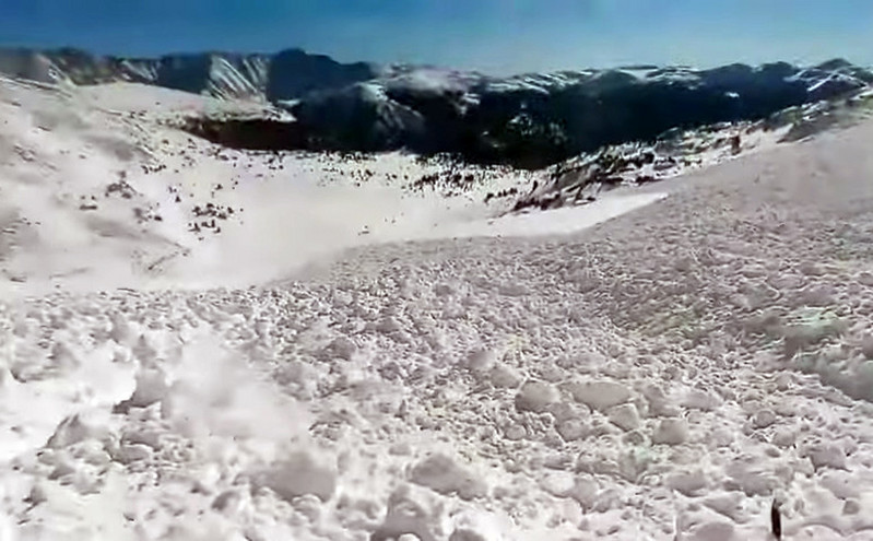 Η τρομακτική στιγμή που χιονοστιβάδα παρασύρει snowboarder και εκείνος την καταγράφει σε βίντεο