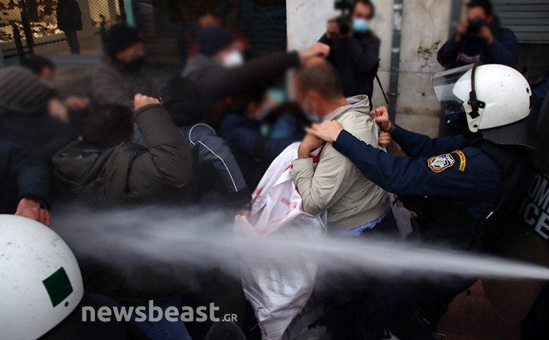 Εικόνες από τη μεγάλη ένταση στο κέντρο: Χημικά και ξύλο ισχυρών αστυνομικών δυνάμεων σε 30 διαδηλωτές