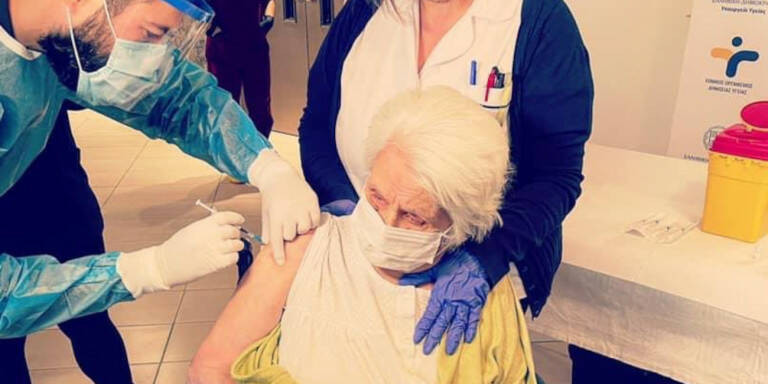 Εμβολιάστηκε στη Θεσσαλονίκη 98χρονη επιζήσασα του Άουσβιτς