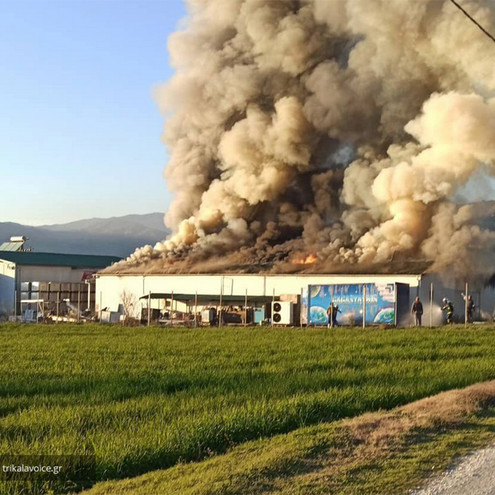 Μεγάλες ζημιές από φωτιά στο εργοστάσιο Υφαντής στα Τρίκαλα