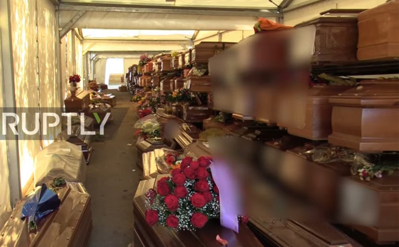 Συγκλονίζουν οι εικόνες από το Παλέρμο: Τα 600 φέρετρα που στοιβάζονται σε σκηνή στο νεκροταφείο