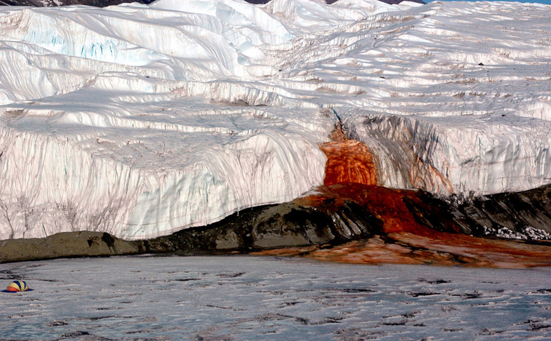 Το μυστήριο πίσω από τους ματωμένους καταρράκτες στην Ανταρκτική